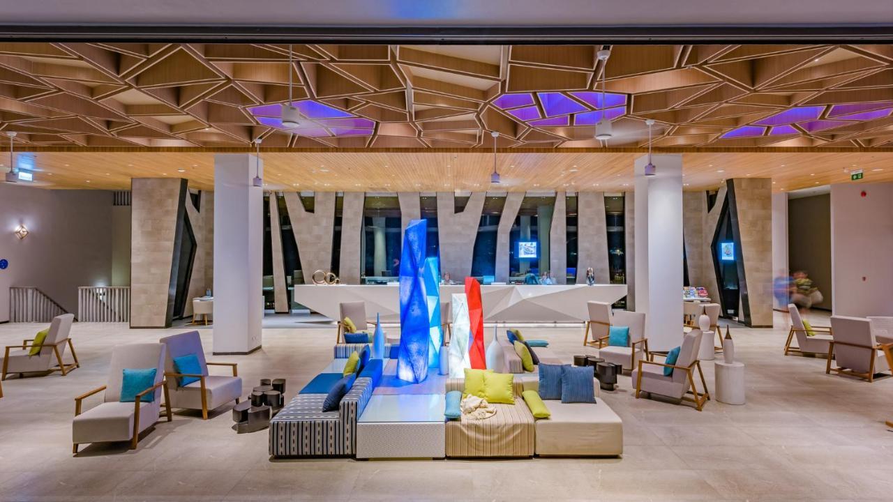 Oceanfront Beach Resort - Sha Extra Plus Patong Екстер'єр фото Lobby