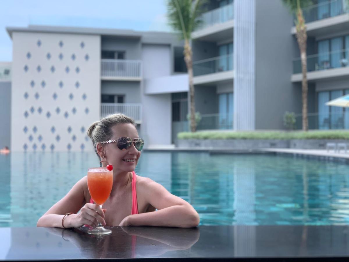 Oceanfront Beach Resort - Sha Extra Plus Patong Екстер'єр фото A woman at a pool in Phuket, Thailand
