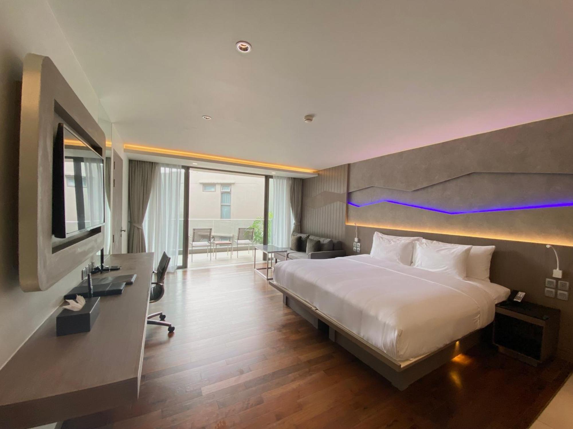 Oceanfront Beach Resort - Sha Extra Plus Patong Екстер'єр фото Deluxe Room