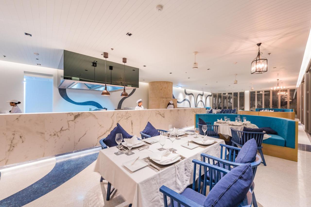 Oceanfront Beach Resort - Sha Extra Plus Patong Екстер'єр фото The interior of the restaurant