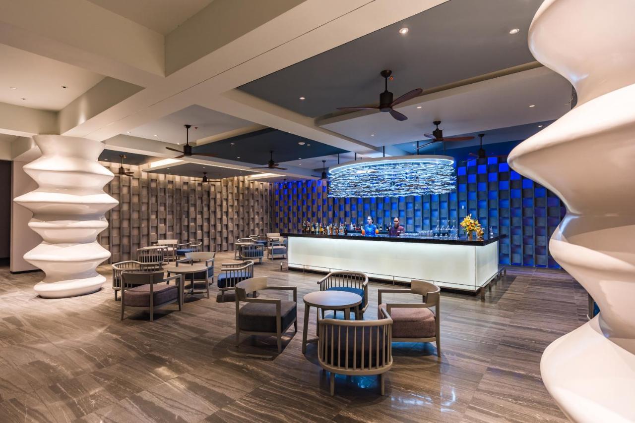 Oceanfront Beach Resort - Sha Extra Plus Patong Екстер'єр фото The bar at the lobby